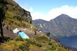 Trekkingreise  Auf 2800 Meter, am gegen�ber liegenden Kraterrand, schlagen wir wieder unsere Zelte auf. Von hier steigen wir weitere 1000 Meter zum Gipfel auf und kommen danach hierher zur�ck.