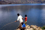 Trekkingreise  Unsere Tr�ger beim Fischen. Der See ist auch herrlich zum Baden. Ringsherum eine einzigartige Kulisse.