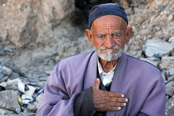 Usbekistan Reise  Ein alter taubstummer Mann am Wegrand