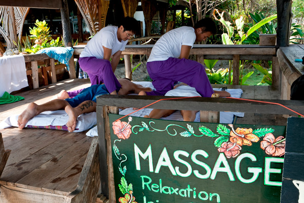 Thai Massage unter Palmen am Strand