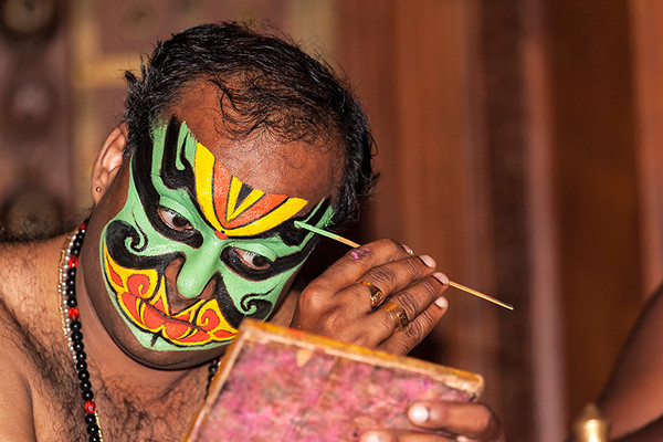 Indien Reise (Südindien)  Ein Kathakali-Tänzer bereitet sich für den Auftritt vor