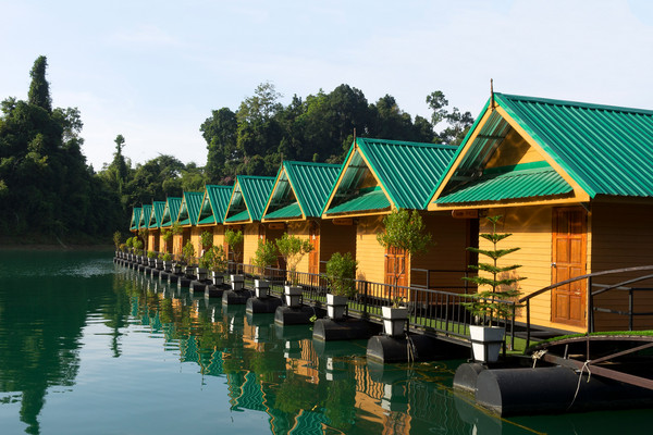 Floßhütten am Ratchaprabha-See