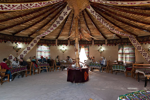 Usbekistan Reise  Restaurant im Jurtencamp in der Kysylkum Wüste