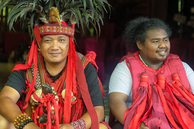Minahasa in traditioneller Kleidung