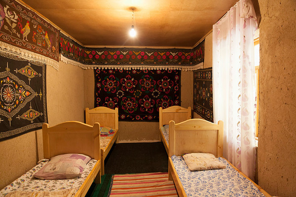 Usbekistan Reise  Eines der Zimmer im Familien-Gästehaus. Hier übernachten wir gemeinschaftlich eine Nacht.
