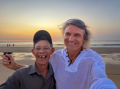 Bernd Bieder und ein Freund am Strand von Mui Ne, Vietnam