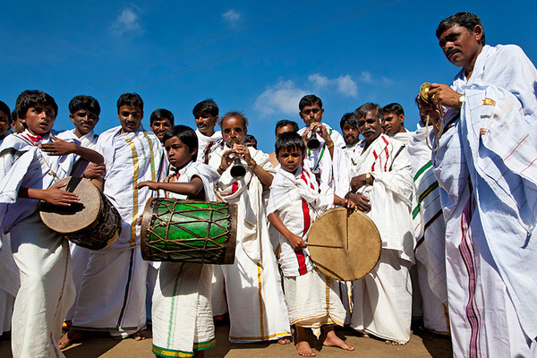 Indien Reise (Südindien)  Zufallsbegegnung mit Musikanten und Tänzern in einem Dorf